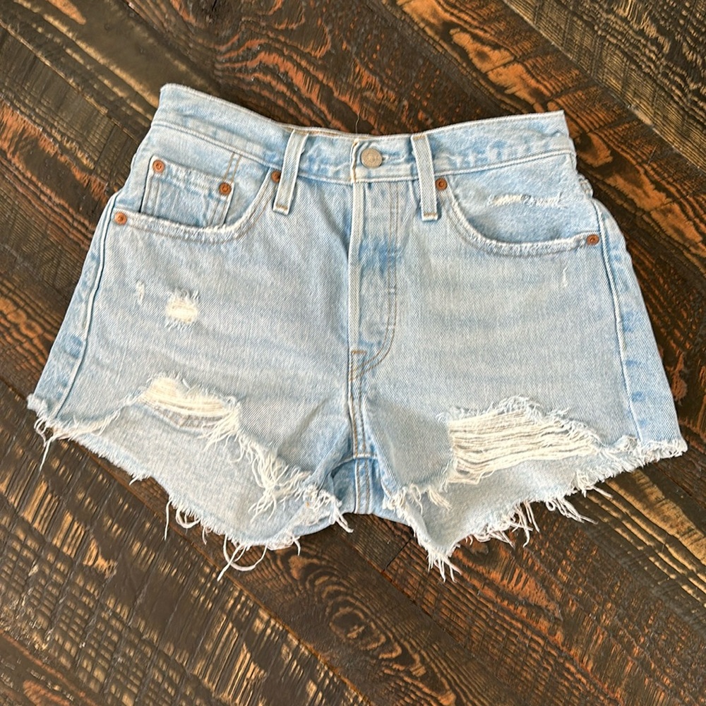 Levi’s 501 cutoff shorts in light wash! Like new! SZ 25!